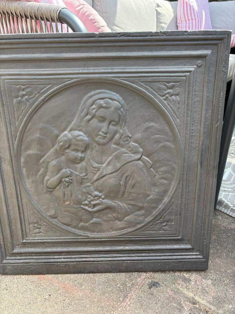Antieke Gietijzeren Haardplaat met Madonna en Kind, Huis en Inrichting, Haarden, Ophalen, Zo goed als nieuw