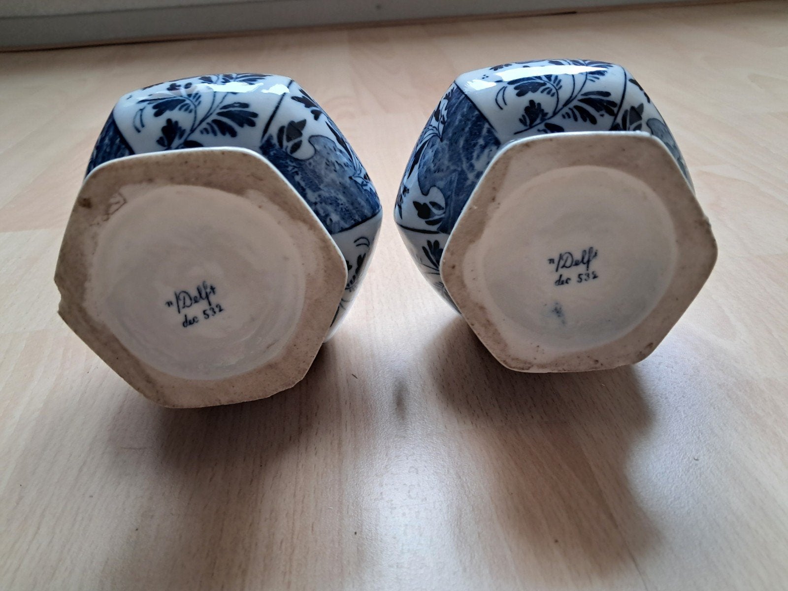 delfts blauw, 2 vazen hoogte 26 cm,  5 bordjes doorsnee 14 c, Ophalen