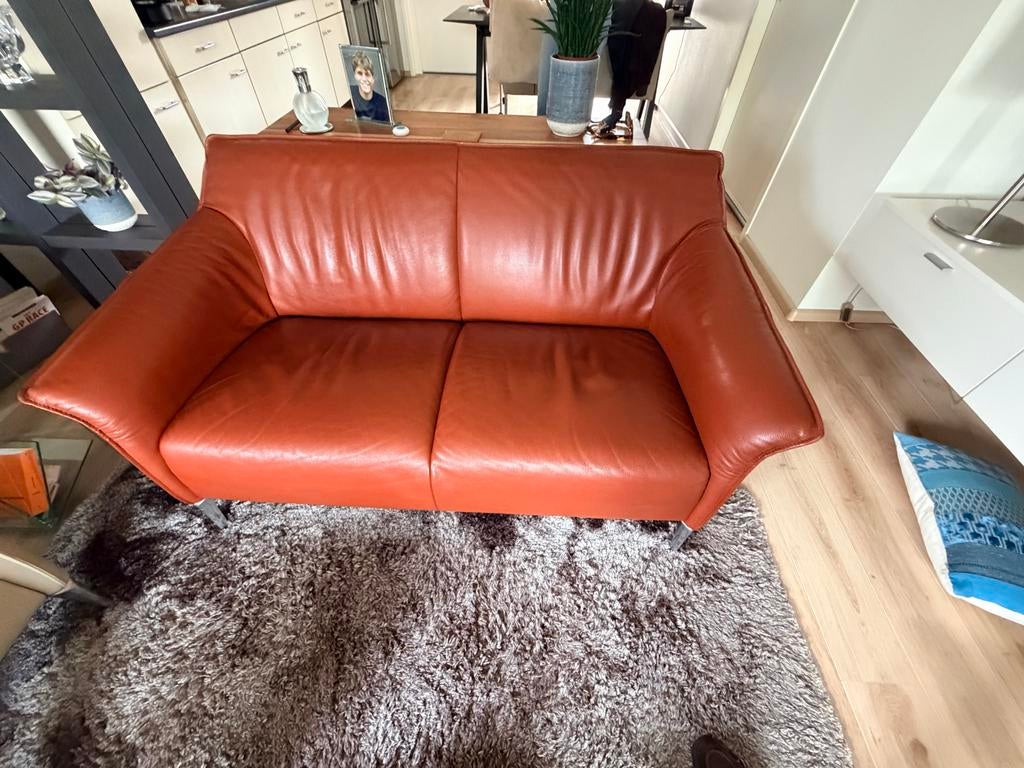 Leolux Mayon Comfortabele leren tweezitsbank - Terracotta, 150 tot 200 cm, Tweepersoons, Ophalen of Verzenden, Zo goed als nieuw