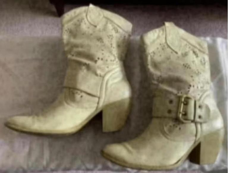Creme kleurige dameslaarzen, laarzen open werkje en gesp; 38, Hoge laarzen, Beige, Ophalen of Verzenden, Gedragen