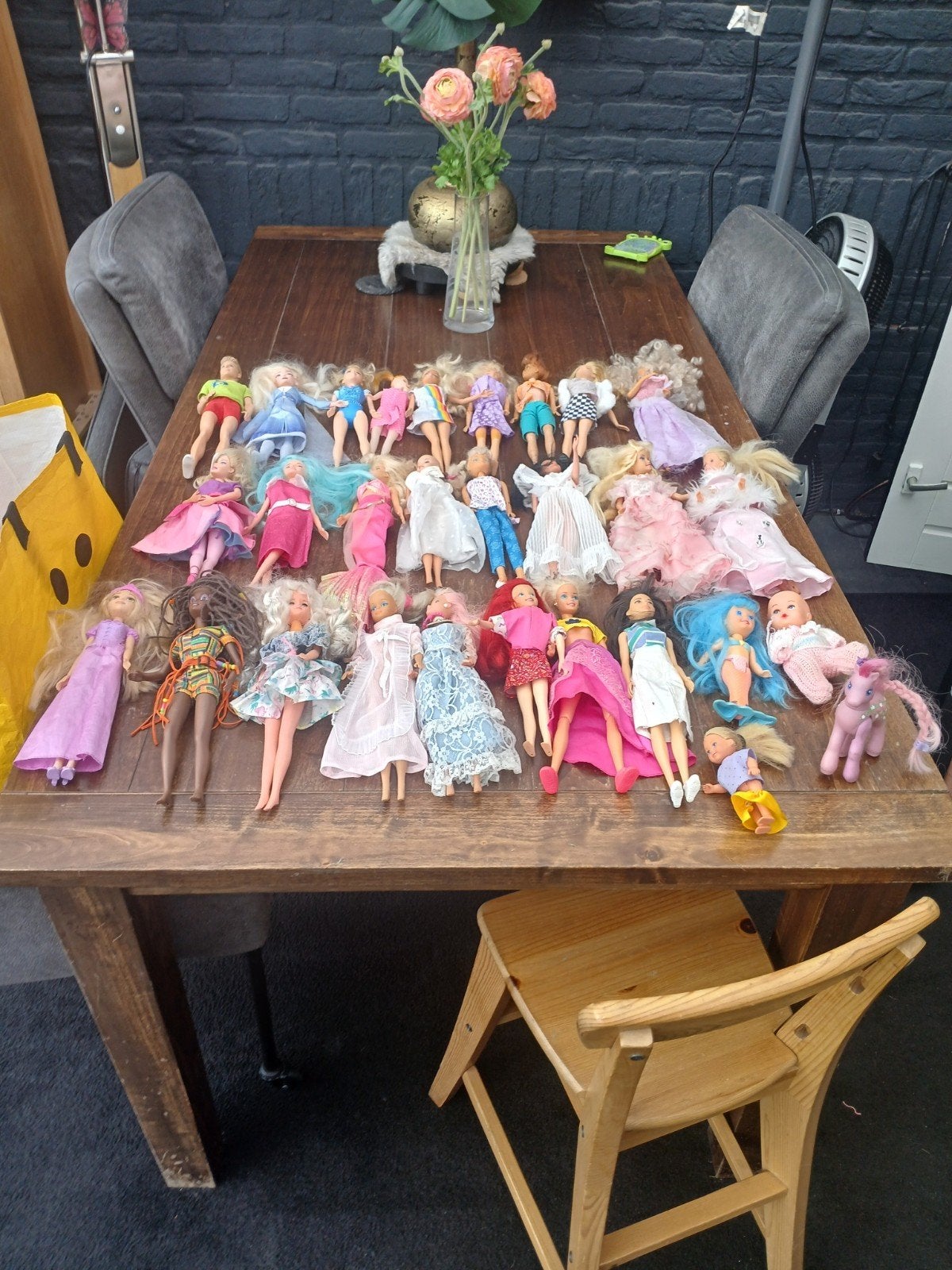 set van ongeveer 25 Barbie Poppen met veel Accessoires, Kinderen en Baby's, Ophalen of Verzenden, Gebruikt, Barbie