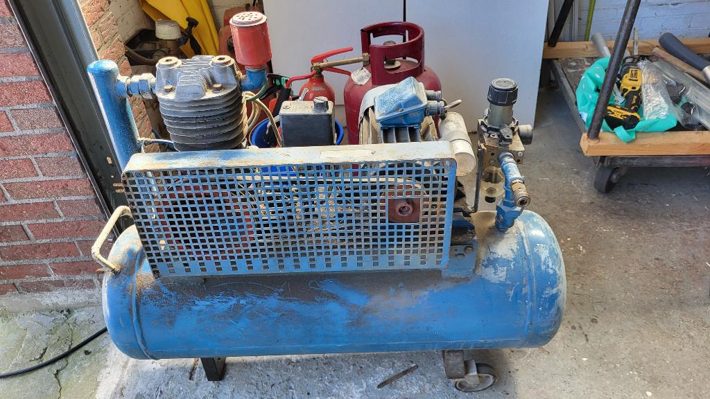 Grote compressor 220V / 220v compressor knorr bremse 1/26821, Doe-het-zelf en Verbouw, Compressors, 100 liter of meer, Ophalen
