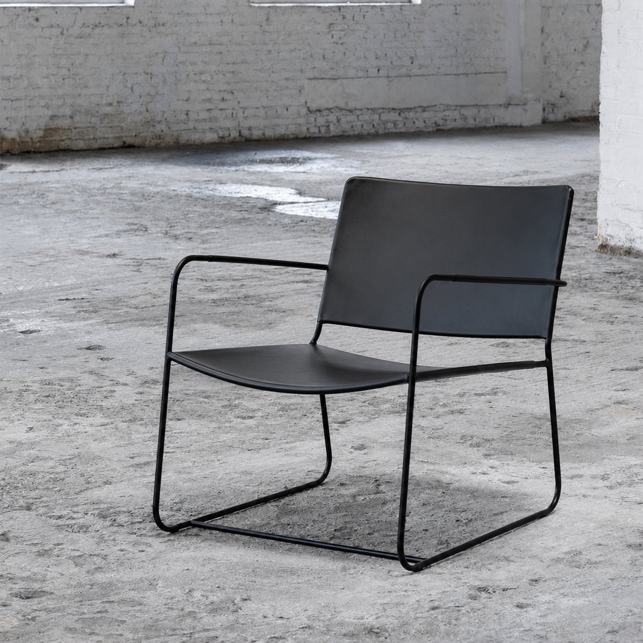 Zwarte fauteuil leer met stalen frame, Ophalen, Zo goed als nieuw, Leer, Stoer industrieel tijdloos design serax muubs sober