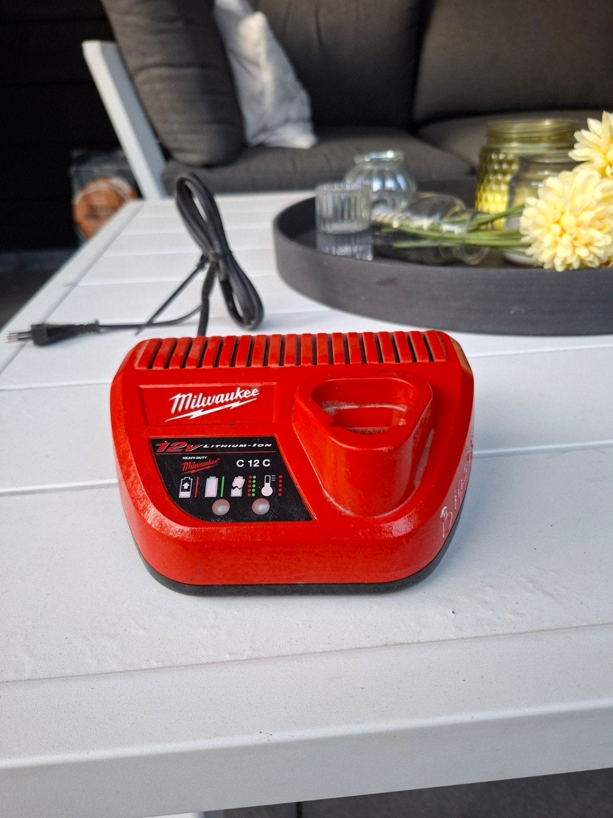 Milwaukee M12 acculader, Ophalen of Verzenden