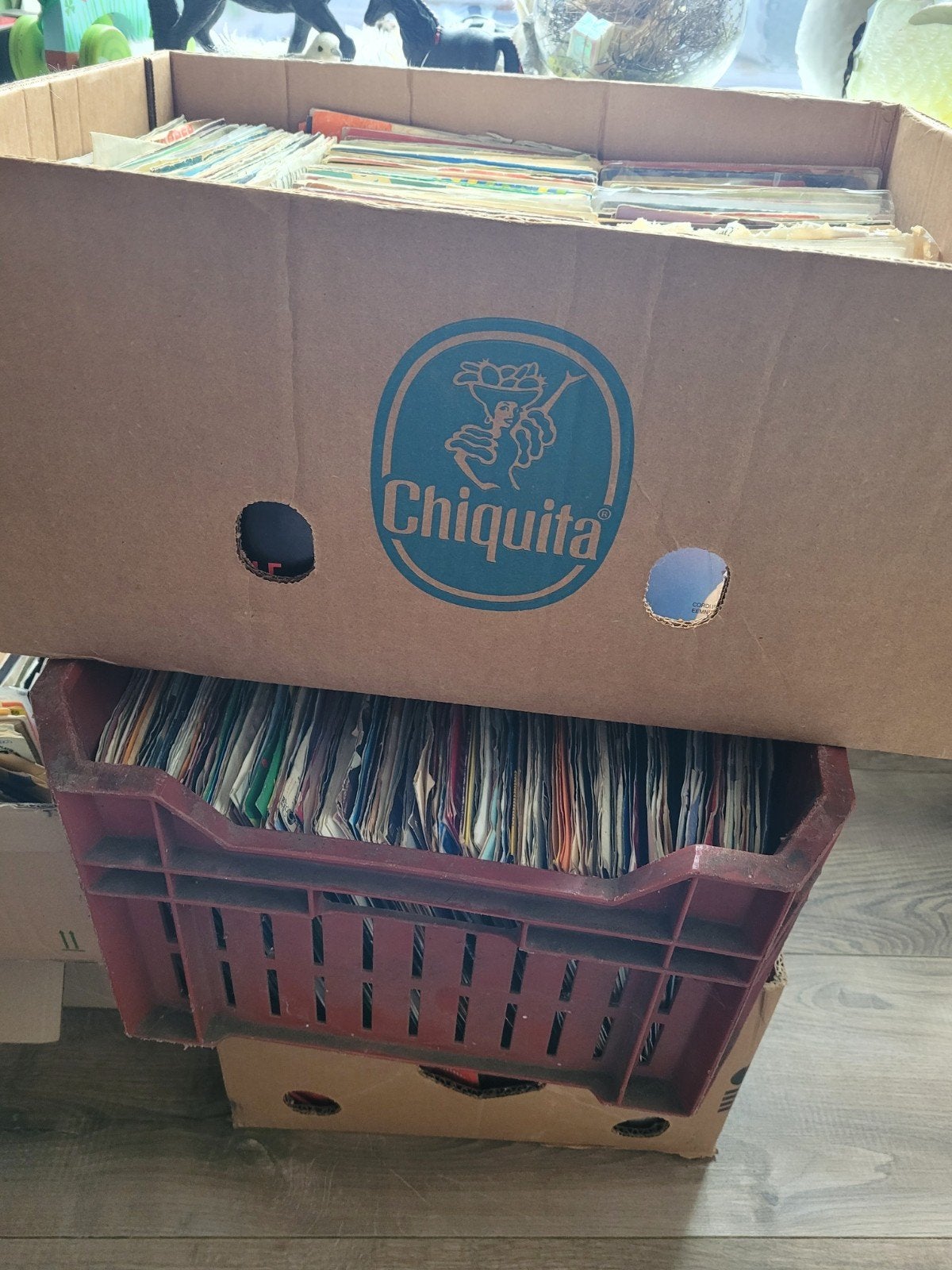 Grote collectie vinyl singeltjes (3 bananendozen vol), Gebruikt, 7 inch, Ophalen of Verzenden, Pop