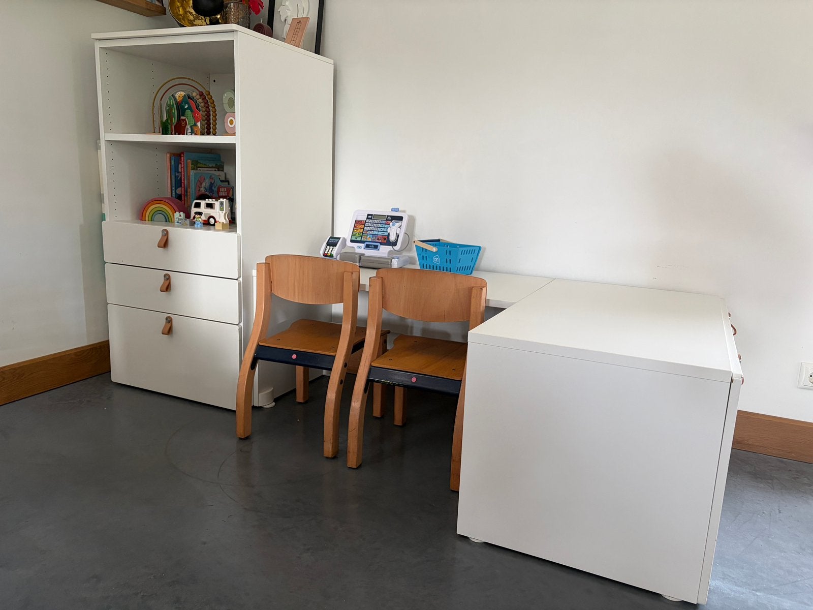 IKEA SMÅSTAD/PLATSA complete kinderset + 2 stoelen, Ophalen, Gebruikt, Wit, Opbergmeubel