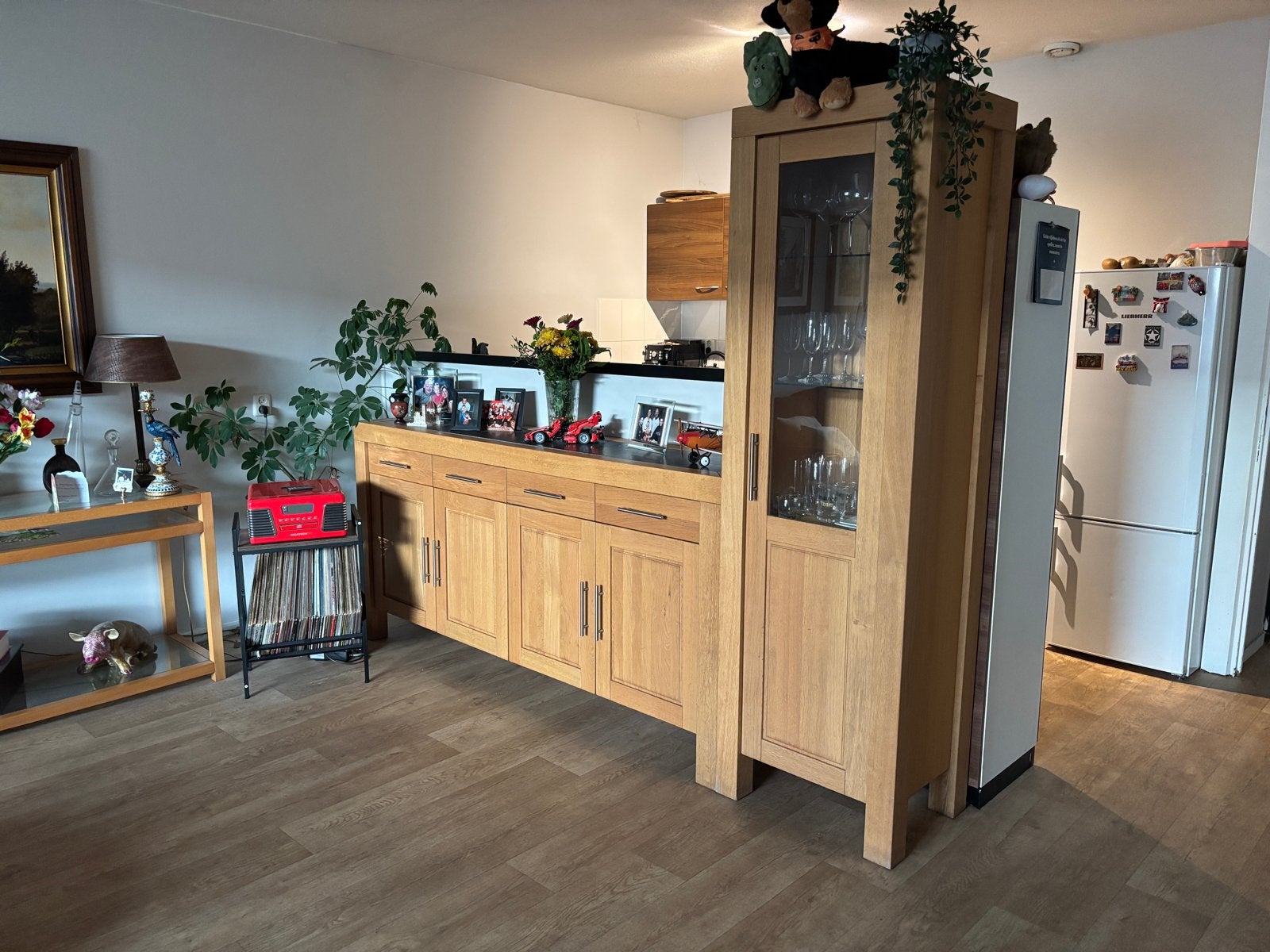 Eikenhouten dressoir en vritrinekast met zwart marmeren blad, Ophalen, Eikenhout, Zo goed als nieuw, 200 cm of meer