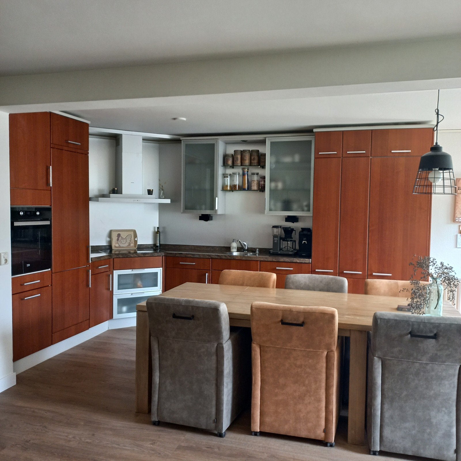 Ruime bruine houtlook hoekkeuken met granieten blad, Huis en Inrichting, Keuken | Complete keukens, Ophalen, Gebruikt, Bruin, Hoekkeuken