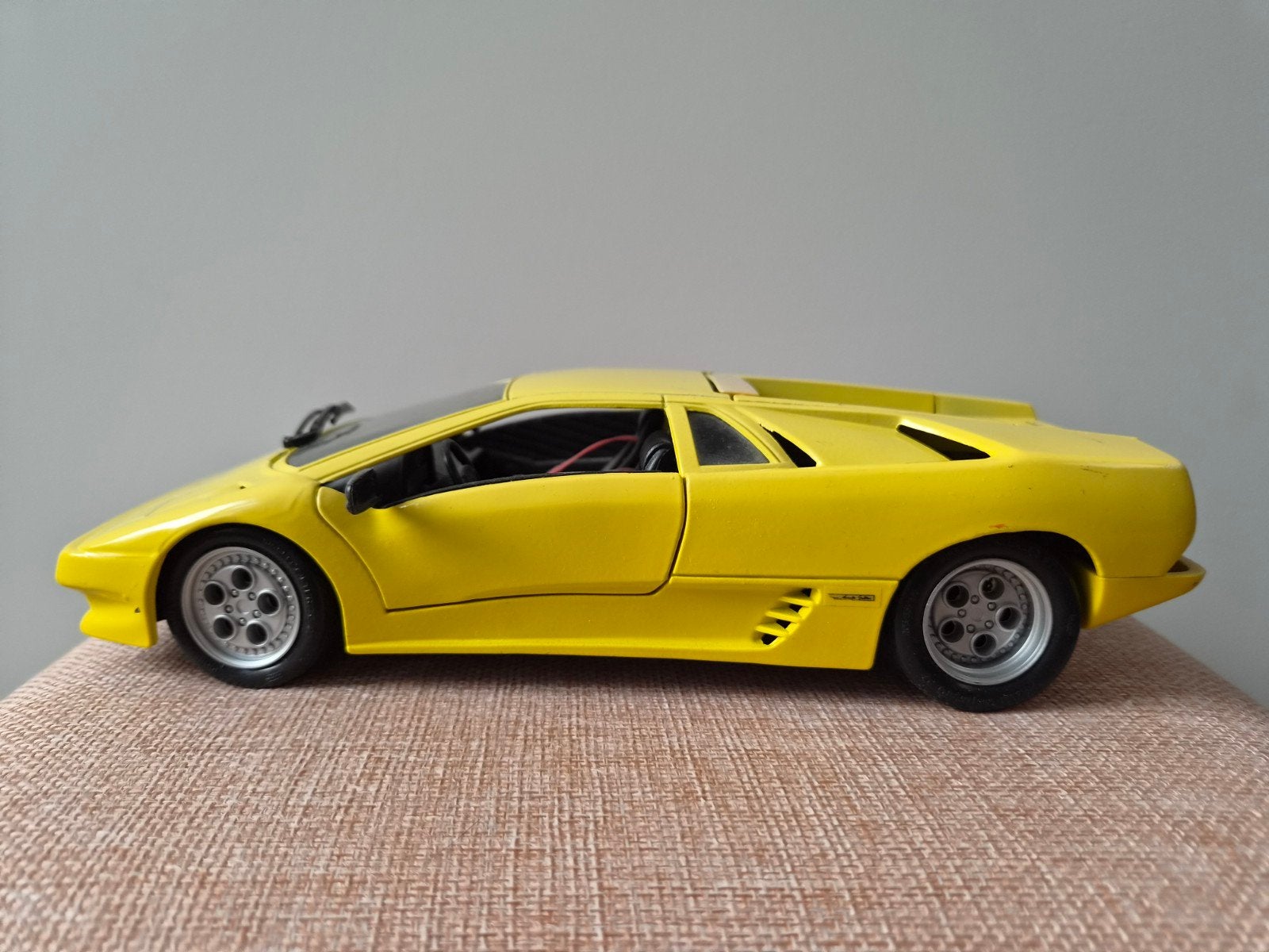 Lamborghini Diablo (Geel) – Schaalmodel, Ophalen of Verzenden, Gebruikt, Auto, Maisto