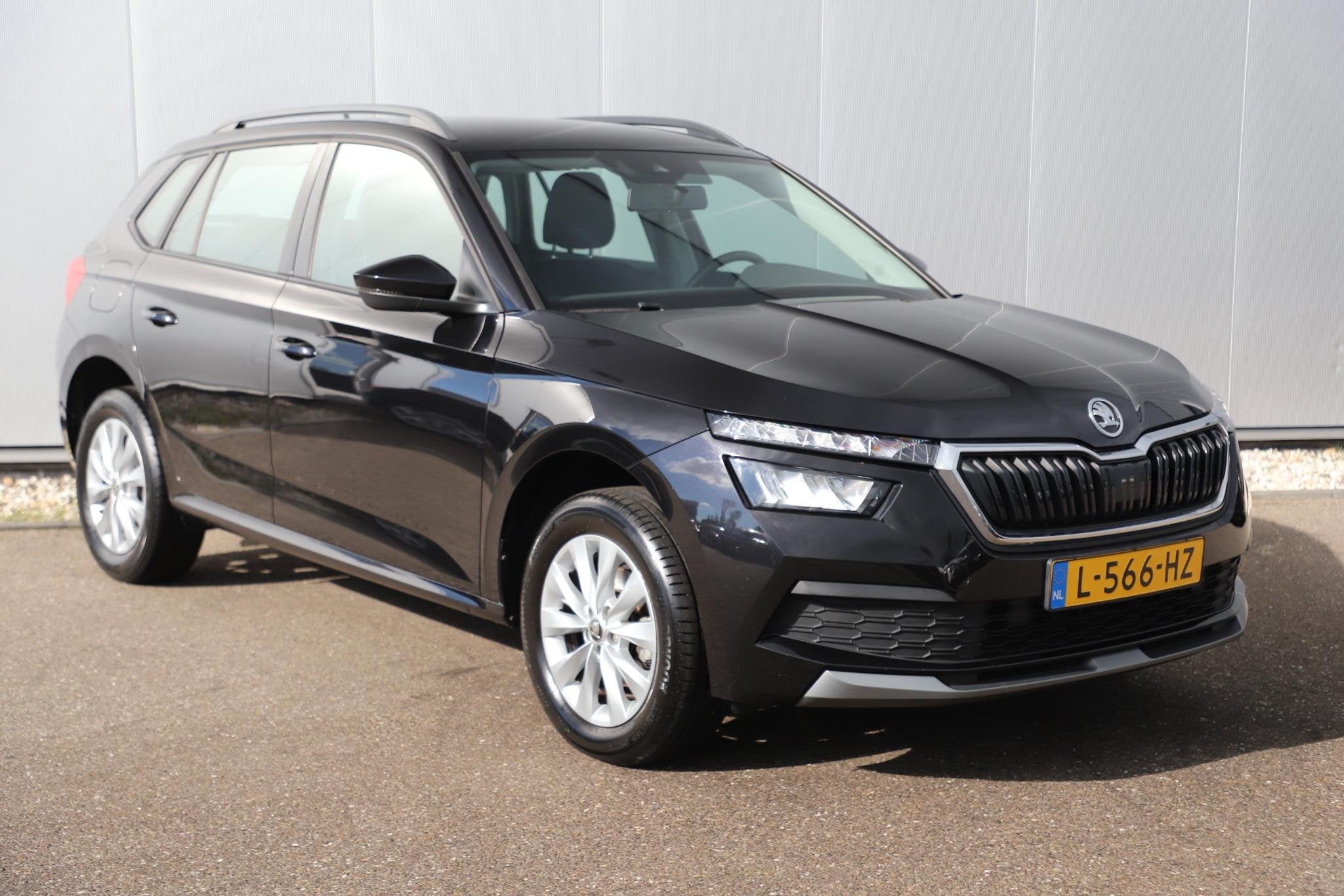 Skoda Kamiq 1.0 TSI Ambition 110PK Carplay Android 16 inch L, Stof, Gebruikt, Euro 6, Met garantie (alle)
