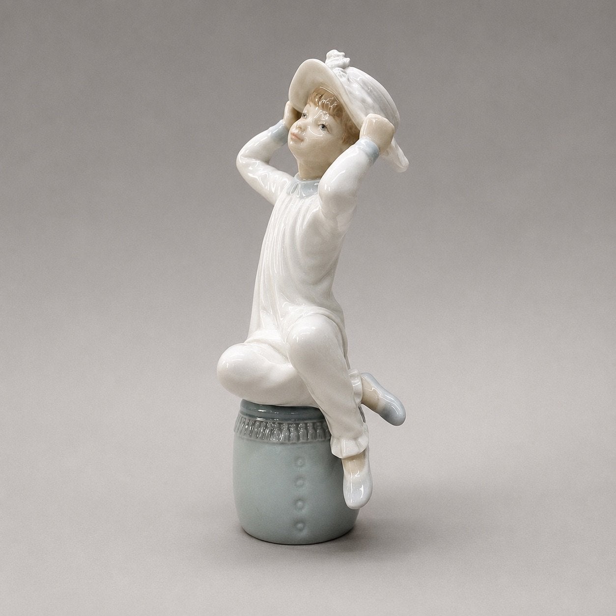 Lladró “Girl with Bonnet” – Model 1147 – Vicente Martínez, Ophalen of Verzenden, Zo goed als nieuw, Mens