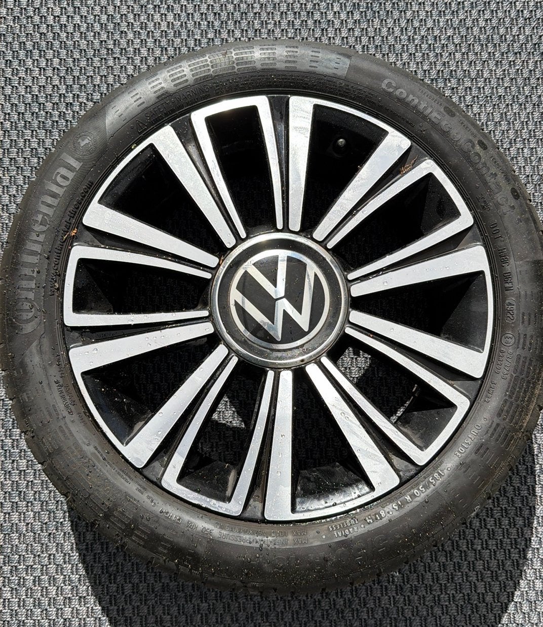Vw up! Velgen met zomerbanden, Auto-onderdelen, Banden en Velgen, Gebruikt, 16 inch, Banden en Velgen, Personenwagen