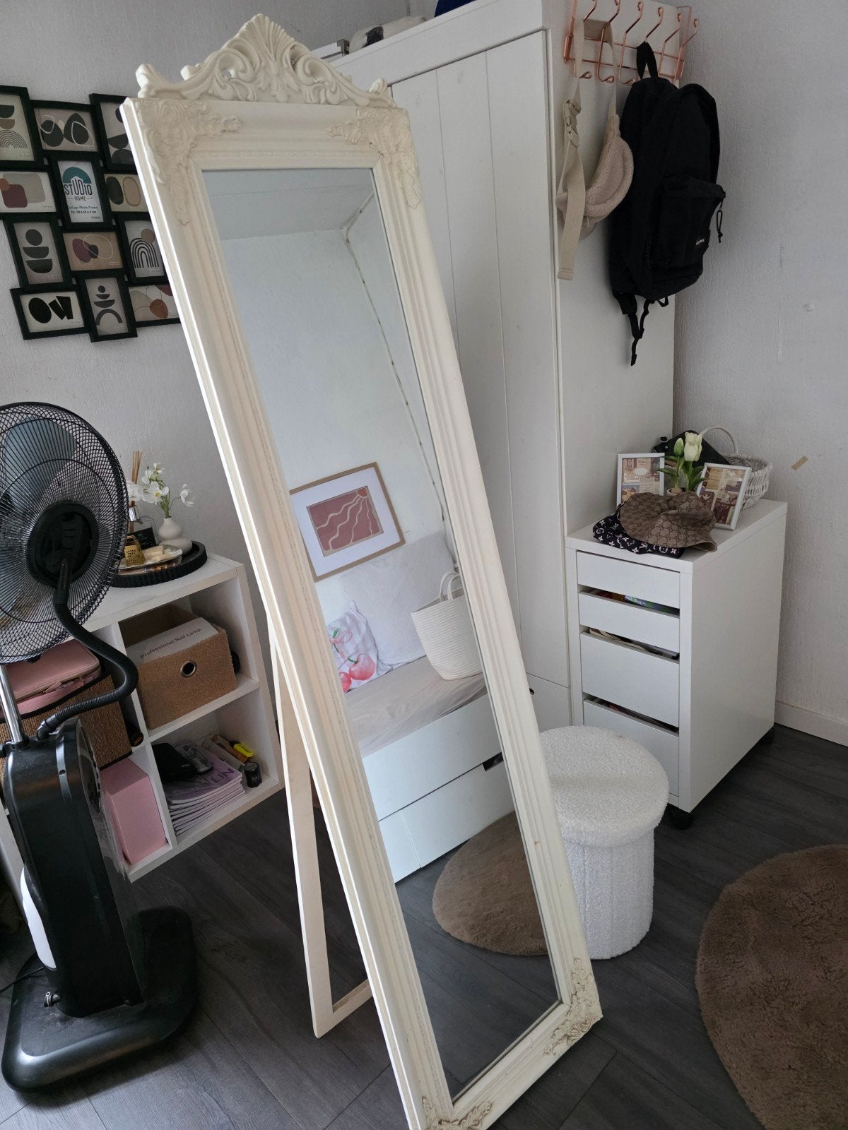 Grote witte spiegel met sierlijke lijst, Ophalen, Minder dan 50 cm, Gebruikt, 150 tot 200 cm