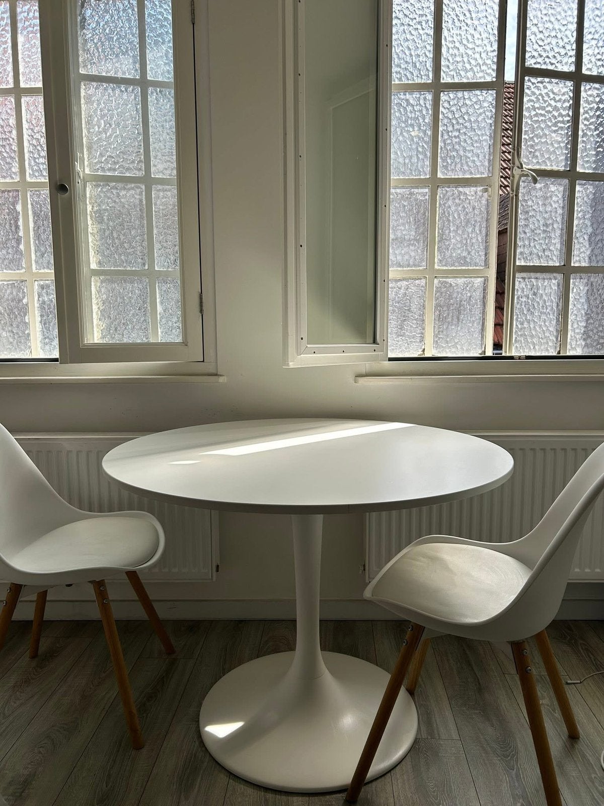 Tafel + 2 stoelen