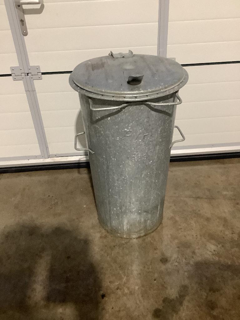 Gegalvaniseerde prullenbak met klep, Huis en Inrichting, Ophalen, 40 liter of meer, Zo goed als nieuw, Metaal