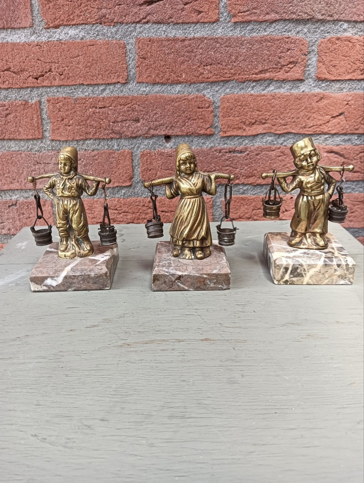 Vintage messing beeldje: jongen met juk en emmers, Ophalen