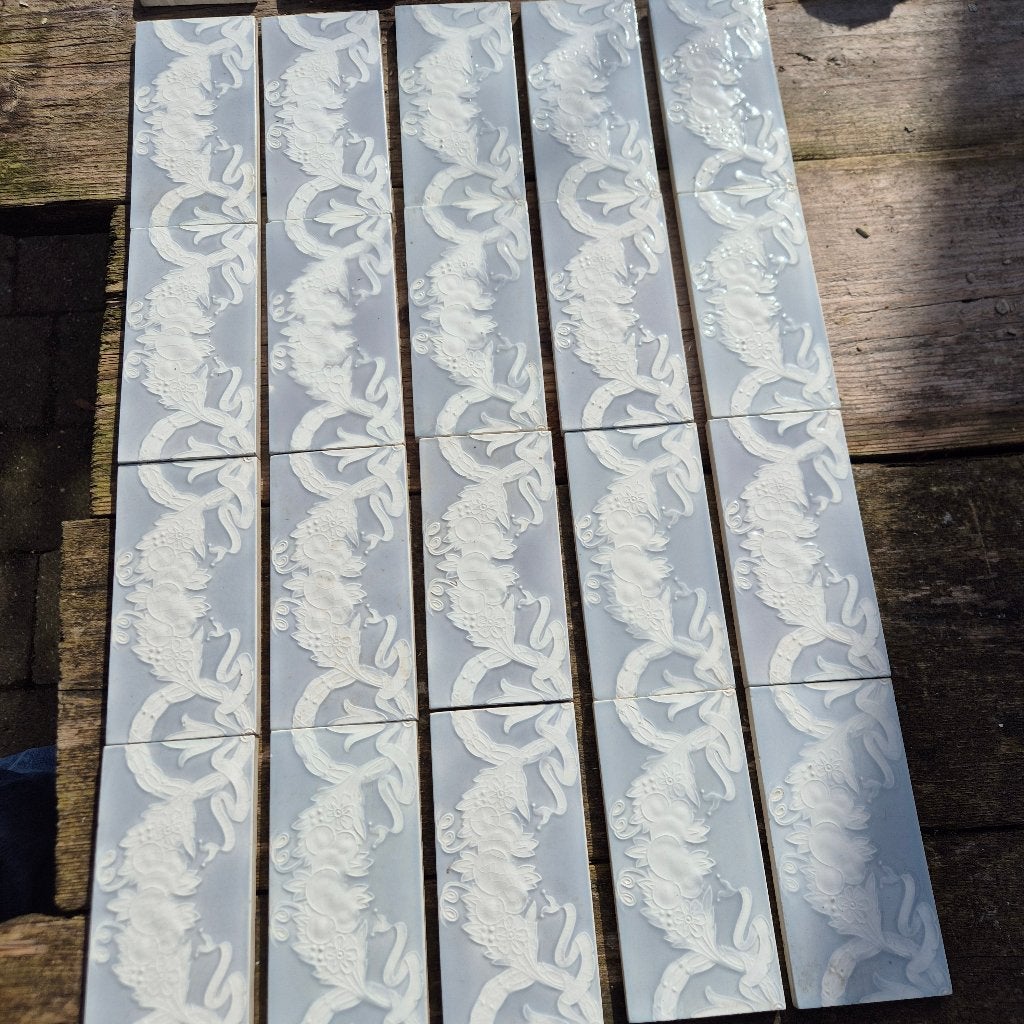 57 jugendstil randtegels grijs met wit opgelegd decor, Ophalen