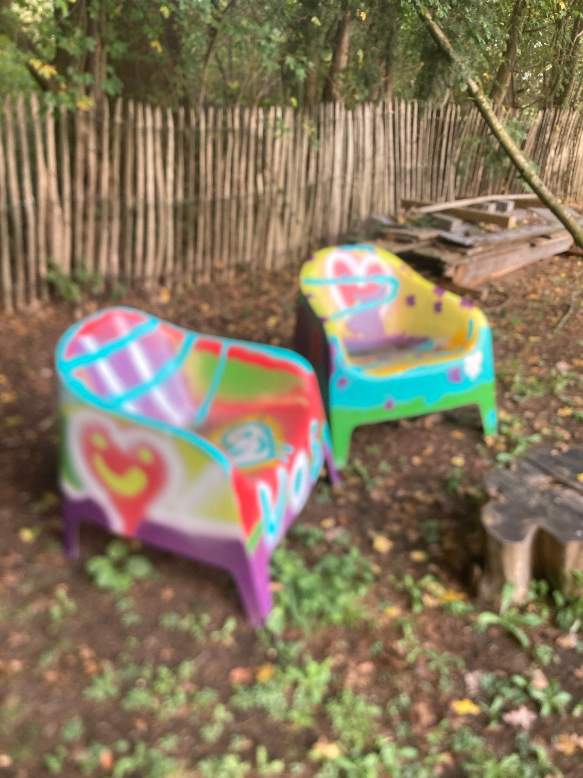 2 vrolijke, beschilderde tuin stoelen, Ophalen, Kunststof, Gebruikt, Twee