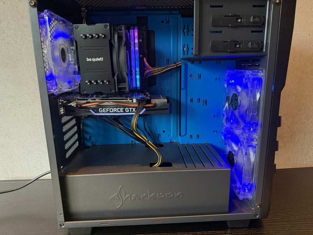 Custom pc | i5 9400F | GTX 1660Ti | Ram 16GB rbg | SSD 715GB, Ophalen, Gebruikt, Overige genres, 1 speler