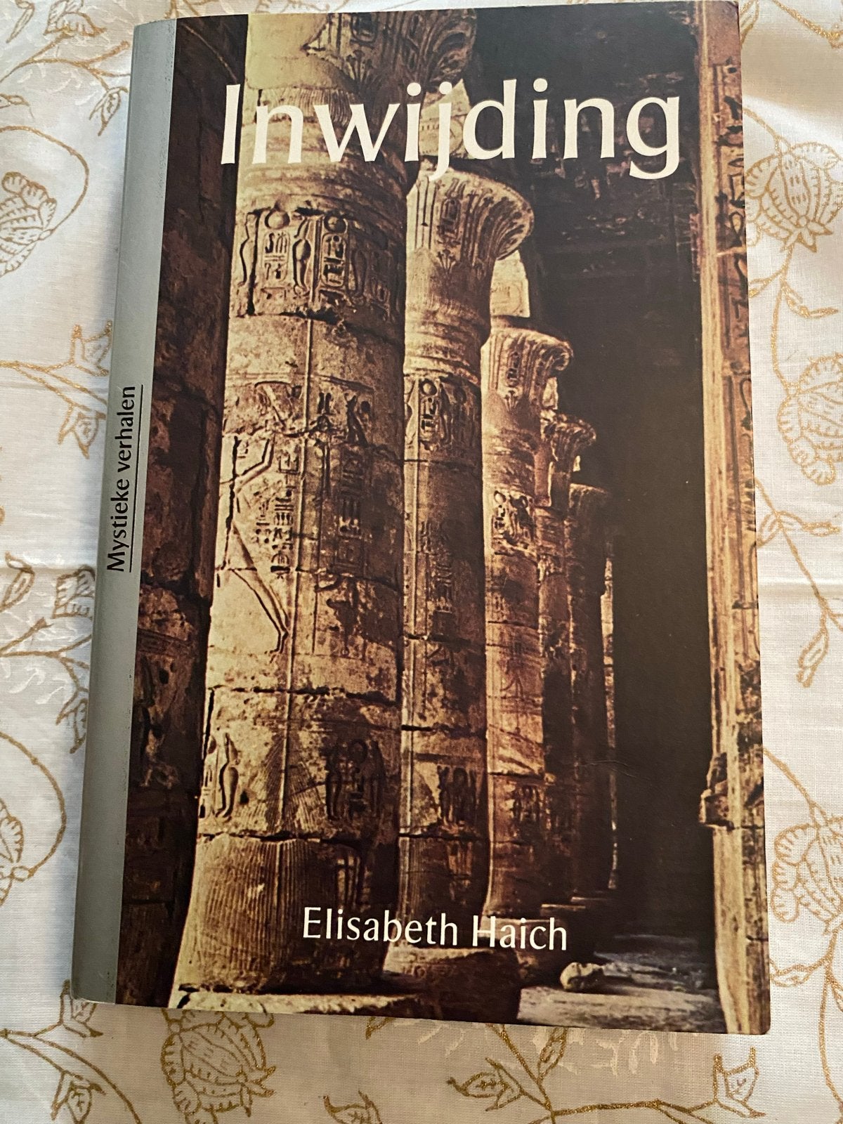Inwijding - Elisabeth Haich (Mystieke verhalen), Boeken, Ophalen of Verzenden, Gelezen, Spiritualiteit algemeen, Verhaal of Roman