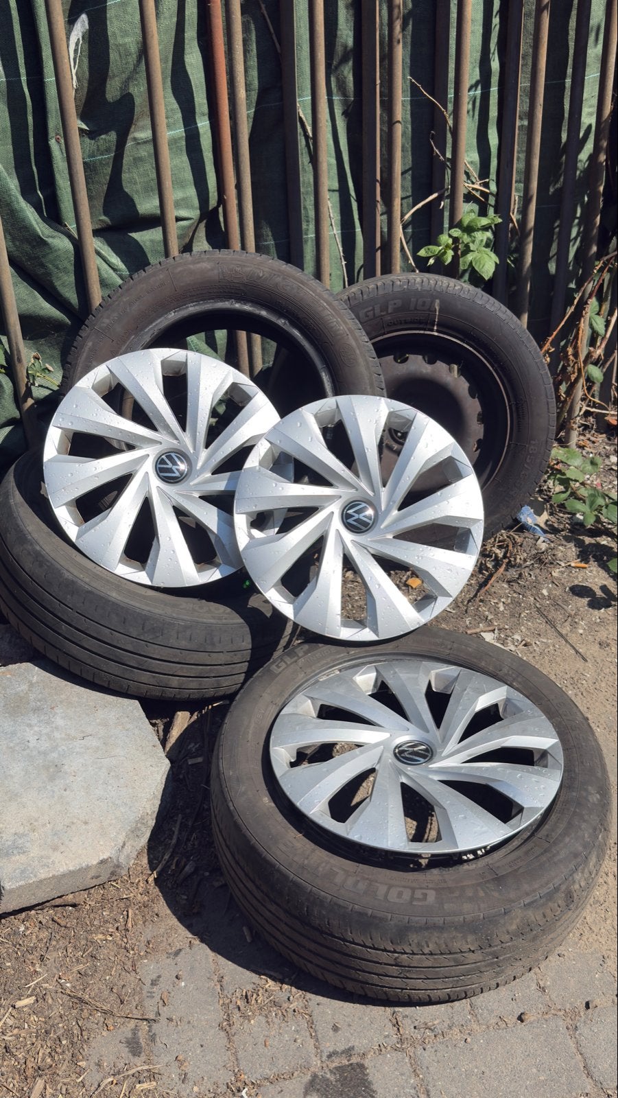 3x 15 Inch Volkswagen Velgen met wieldoppen, Ophalen, Gebruikt, 15 inch, Velg(en)