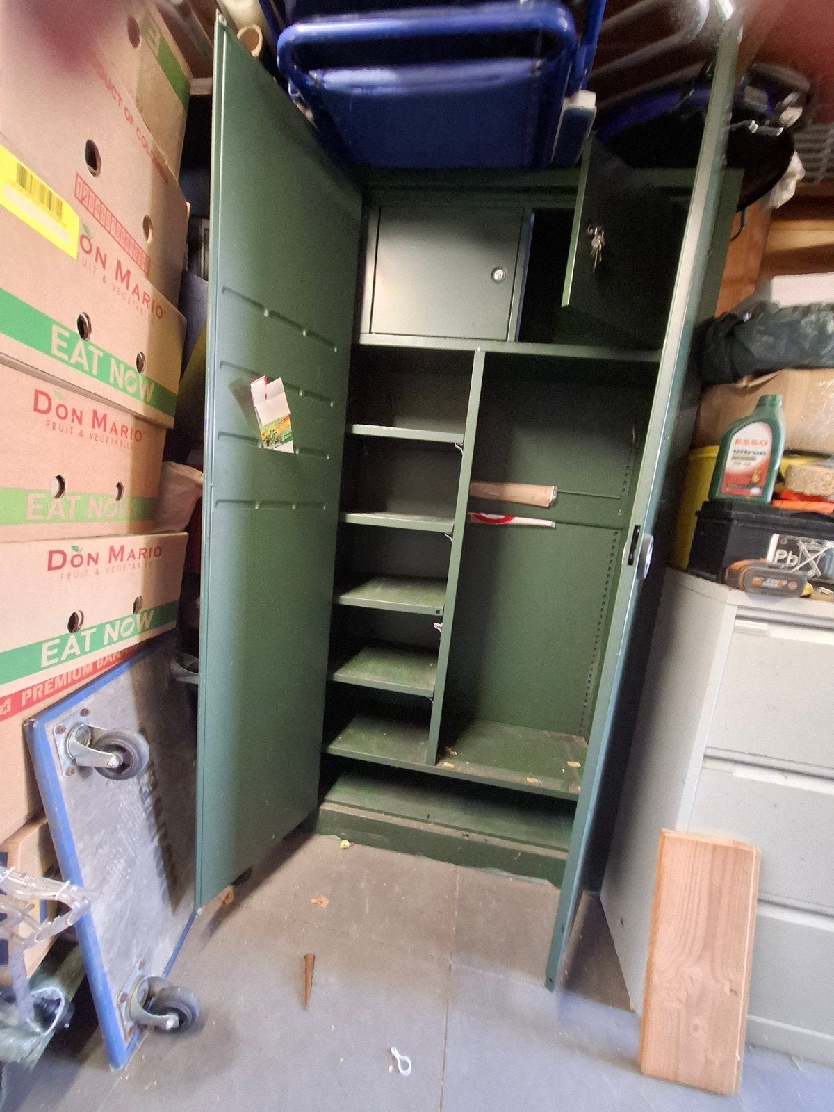 metalen kast afsluitbaar, Huis en Inrichting, Kasten | Roldeurkasten en Archiefkasten, Ophalen