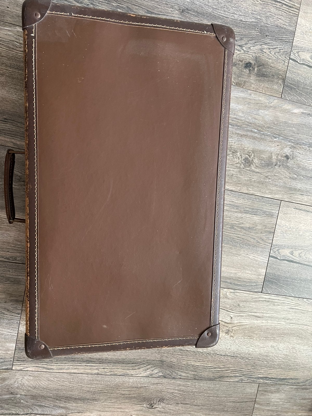Een oude brocante grote bruine koffer, Ophalen