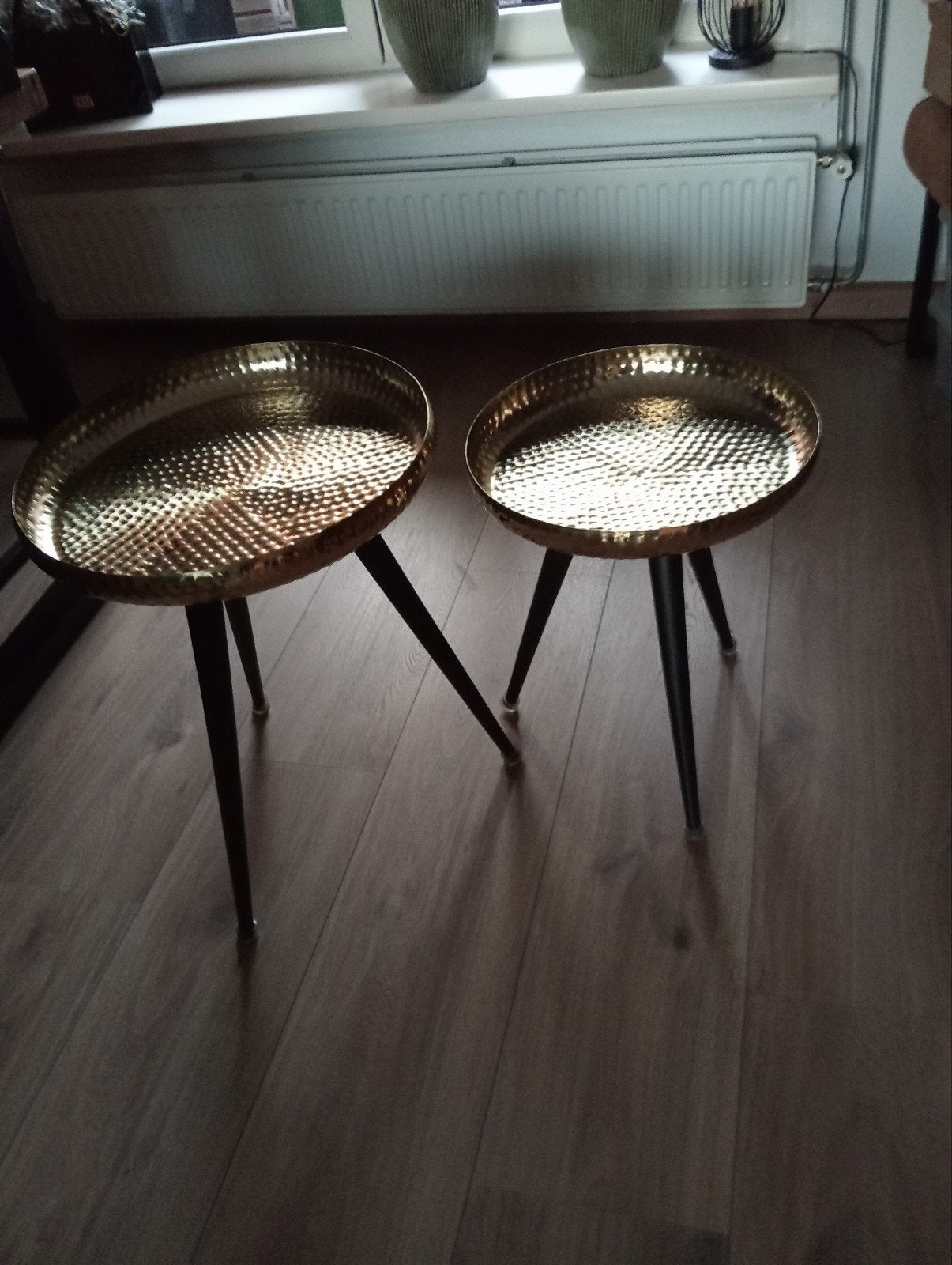 Set van 2 gouden bijzettafels met gehamerd blad, Huis en Inrichting, Minder dan 55 cm, Metaal of Aluminium, Rond, Nieuw
