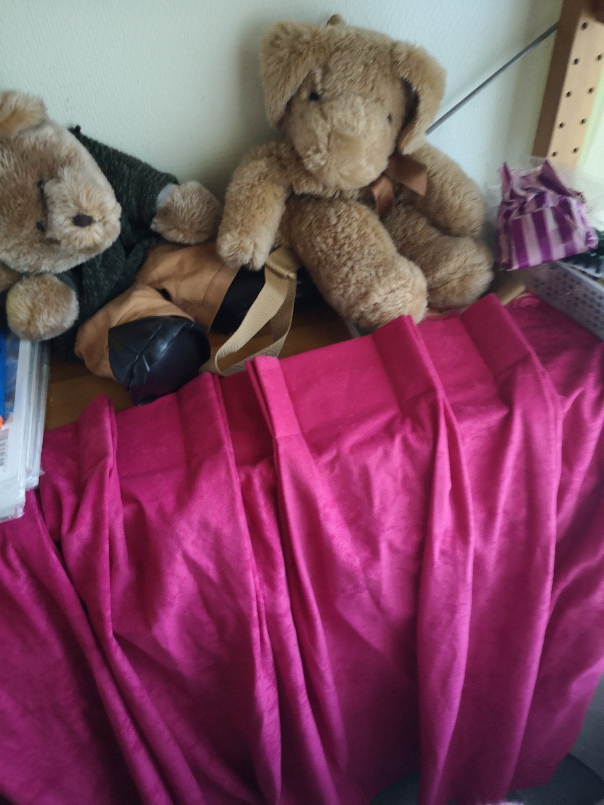 2 Roze Velours Gordijnen, Huis en Inrichting, Stoffering | Gordijnen en Lamellen, Fluweel, Ophalen of Verzenden, Zo goed als nieuw