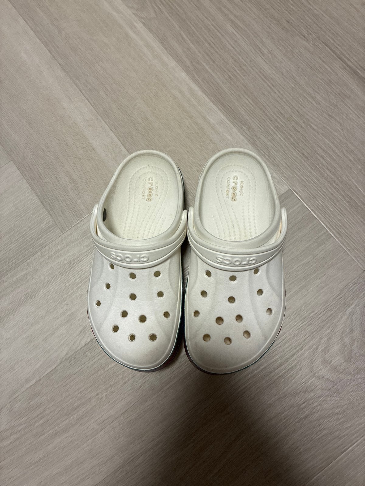 Witte Crocs met regenboogzool maat 34, Ophalen, Zo goed als nieuw, Wit, Slippers