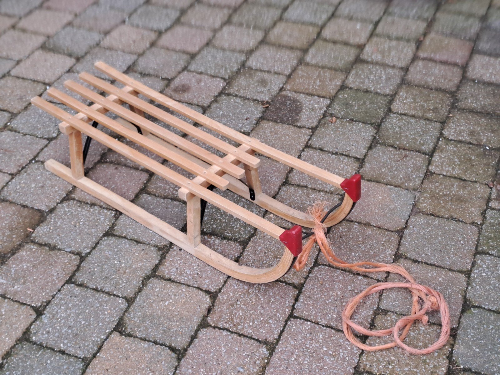 houten slee (plus gratis 3 kunststof sleeën), Ophalen, Gebruikt