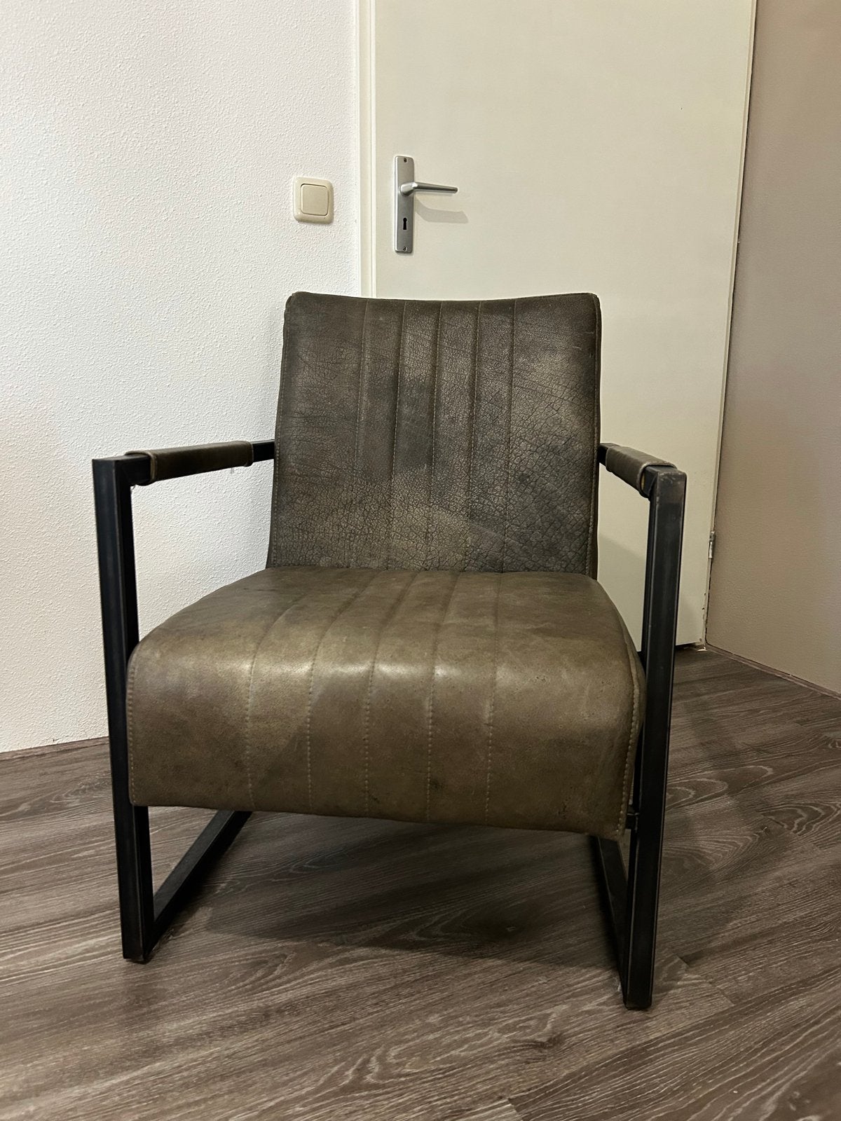 Leren fauteuil met metalen frame - Industrieel design, Huis en Inrichting, Ophalen, Bruin, Leer, Zo goed als nieuw