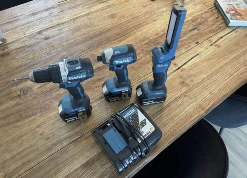 Makita Boormachines 18V Set + de lader en accu’s 5.0 Ah .