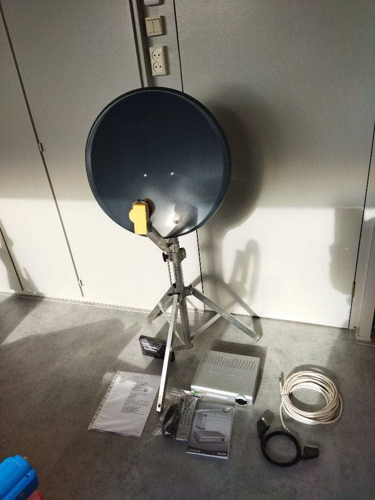 Schotelantenne op statief met tuner, Ophalen of Verzenden, Zo goed als nieuw, Overige merken