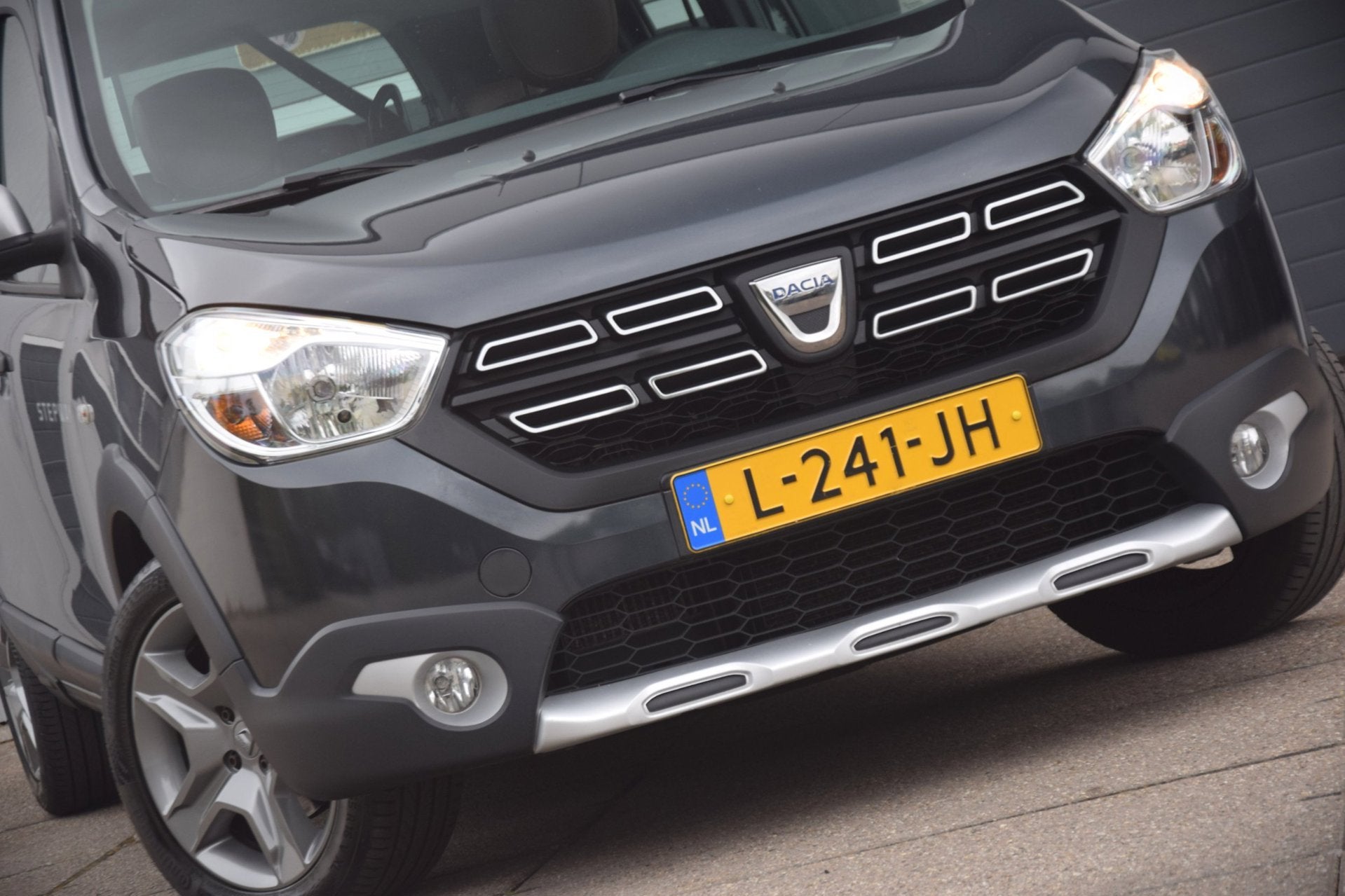 Dacia Lodgy 1.3 TCe Stepway 7p LEDEREN BEKLEDING/TREKHAAK/CA, Auto's, Voorwielaandrijving, Gebruikt, Euro 6, 4 cilinders