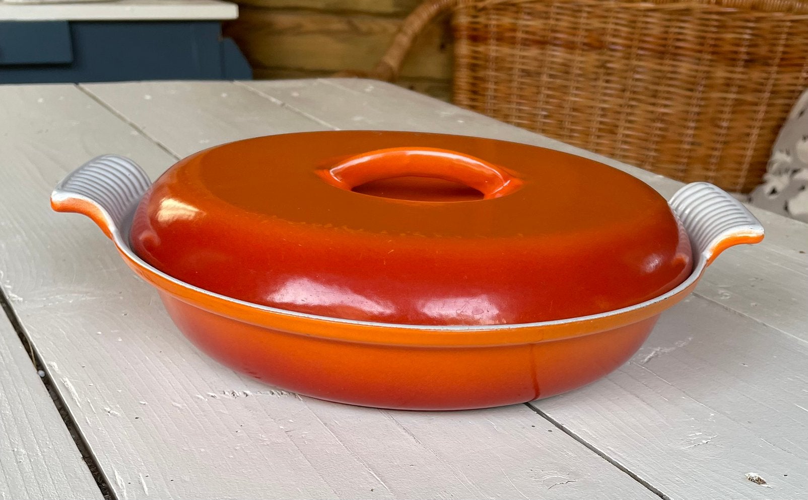 Een terra cotta/oranje emaille warmhoudbord, Antiek en Kunst, Ophalen of Verzenden