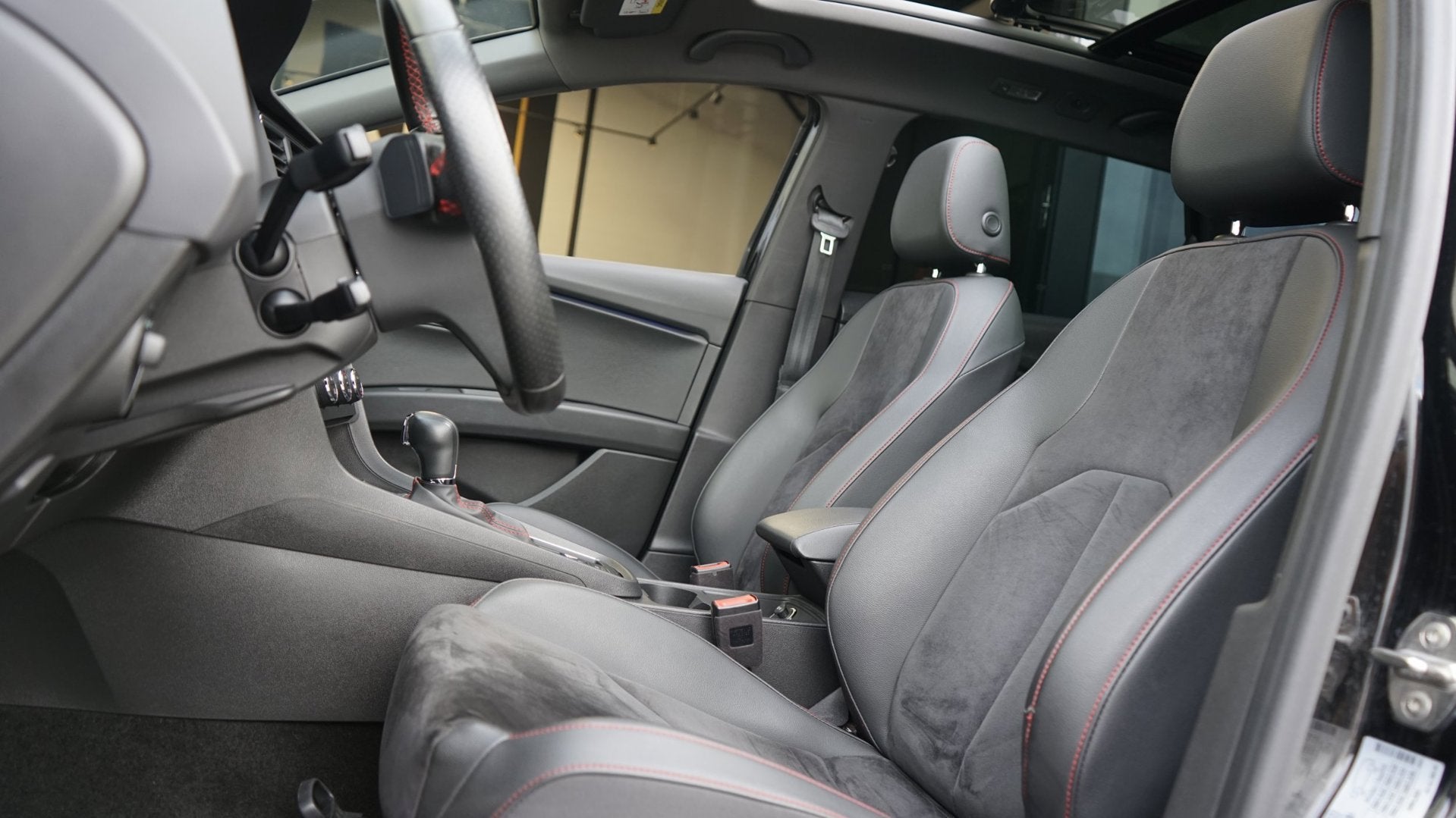 Seat Leon ST 1.5 TSI FR Ultimate Black Edition AUTOMAAT|ACC|, Auto's, Dealer onderhouden, Zwart, 4 cilinders, 150 pk