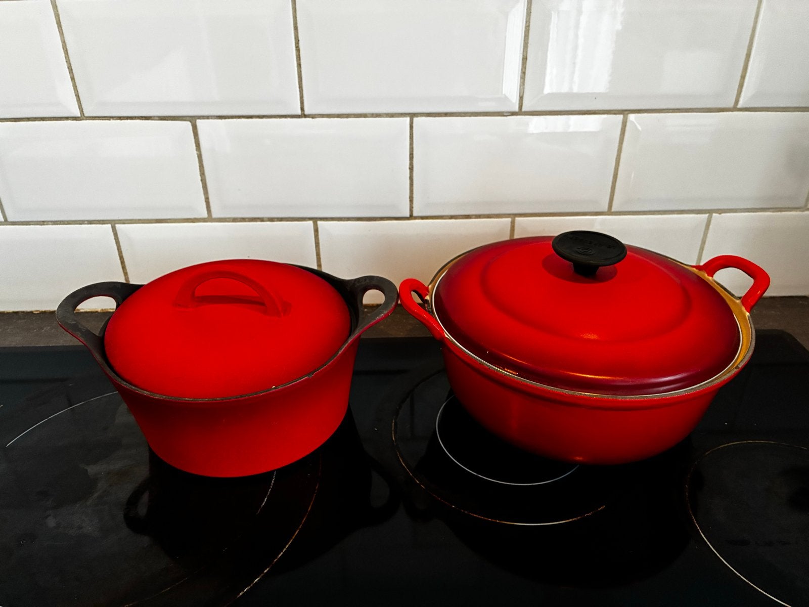 Set van 2 rode gietijzeren braadpannen: Le Creuset & Hackman, Huis en Inrichting, Ophalen, Gebruikt, Met deksel, Le Creuset