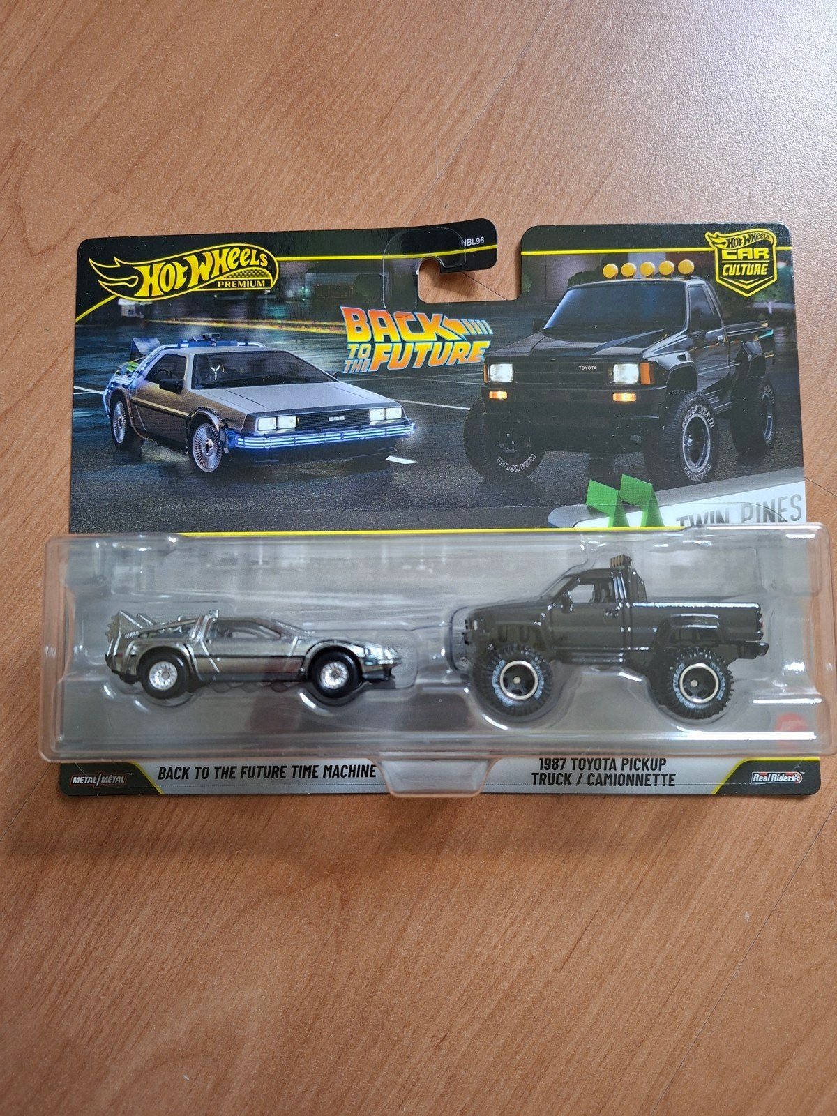 Hot Wheels Back to the Future DeLorean & Toyota Pickup, Hobby en Vrije tijd, Modelauto's | Overige schalen, Nieuw, Auto, Ophalen of Verzenden