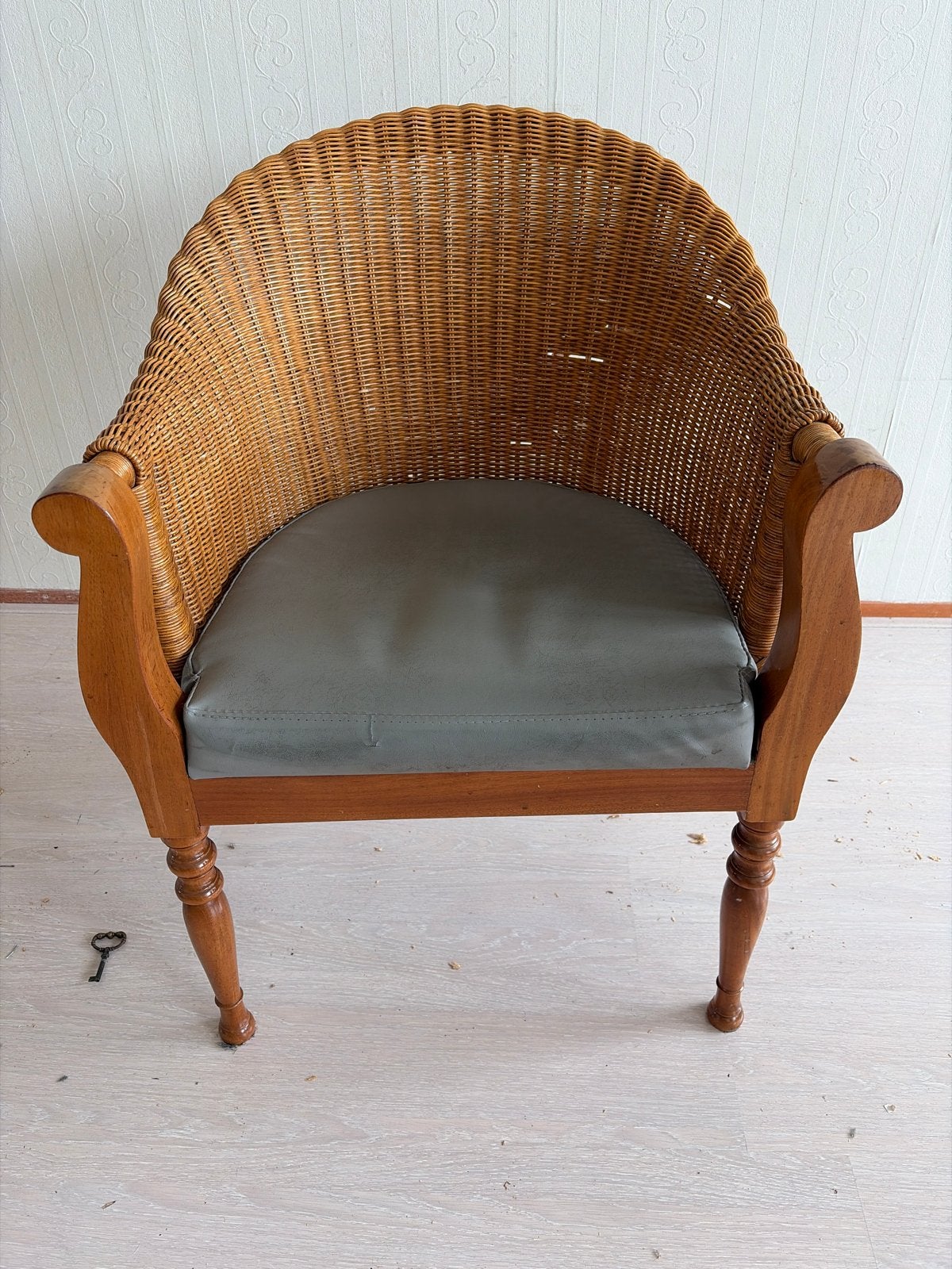 Rotan fauteuil met houten frame en leren kussen, Ophalen of Verzenden