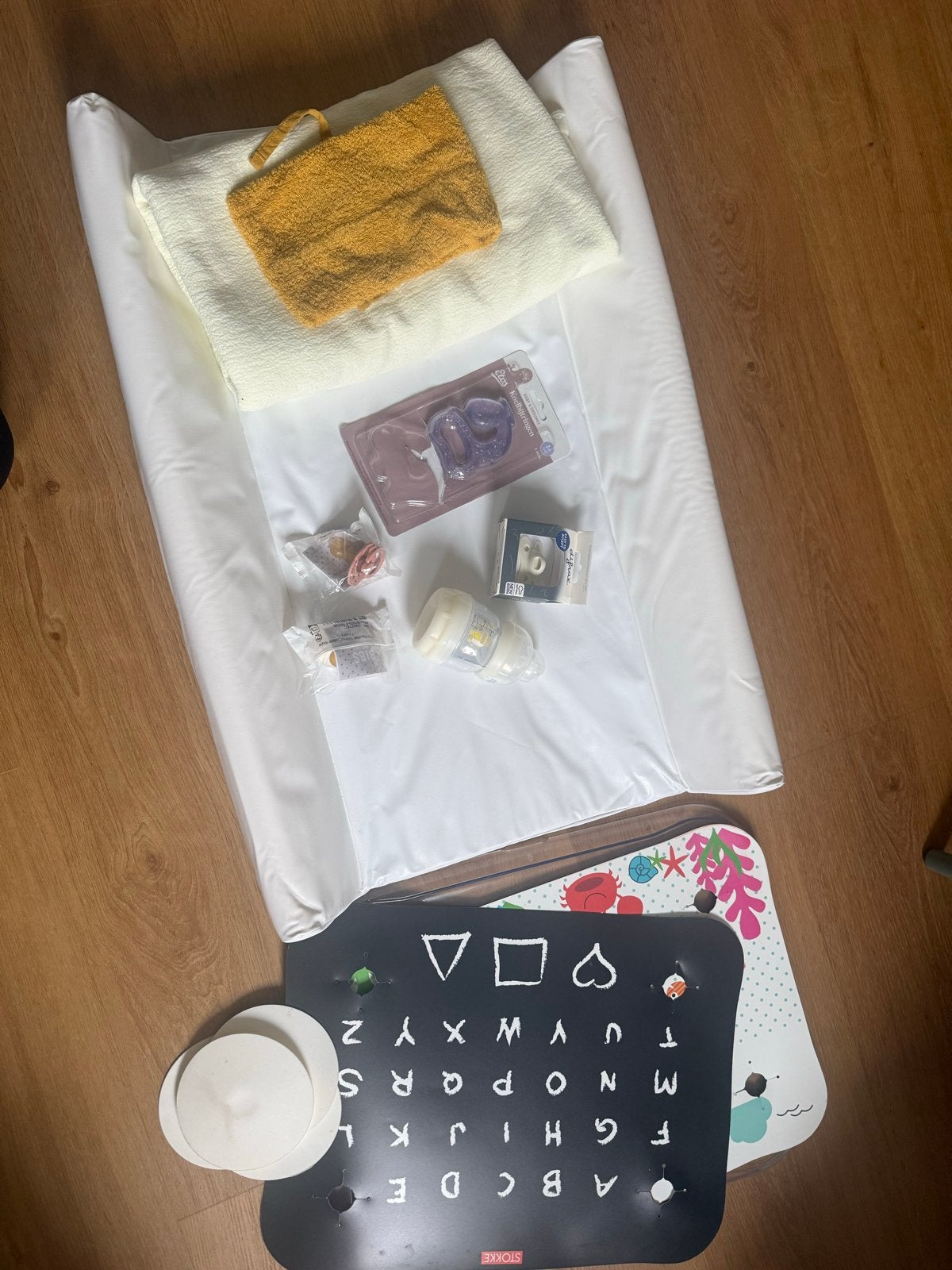 Gratis babybenodigdheden: aankleedkussen, speen, flesje, Ophalen, Gebruikt