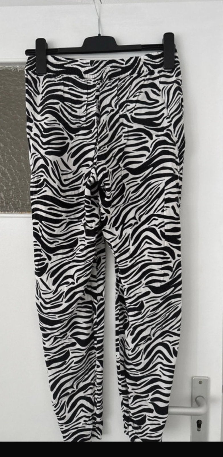 H&M Divided Zebraprint Broek Maat 36, Zwart, Ophalen of Verzenden, Zo goed als nieuw, Maat 36 (S)