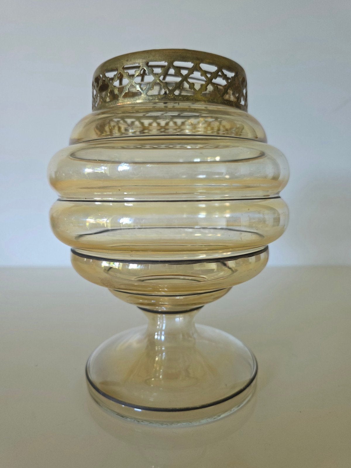Oude amberkleurige glazen rozensteker met ribbels, op voet, Antiek en Kunst, Ophalen of Verzenden