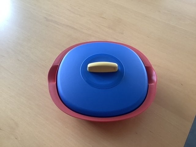 TUPPERWARE dekschaal / serveerschaal (inhoud 1 liter), Schaal, Ophalen of Verzenden, Met deksel, Rood