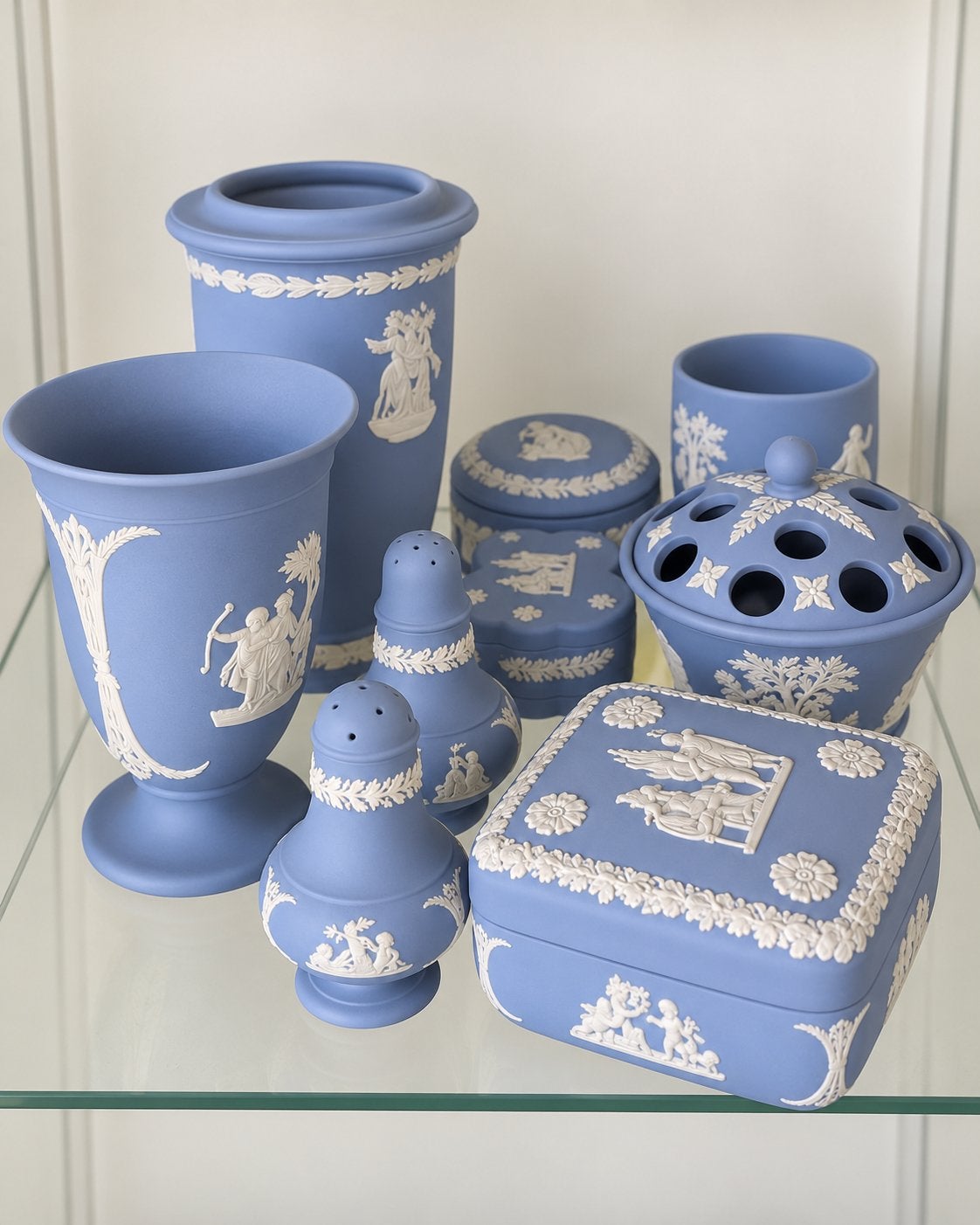 Grote Wedgwood Blue Jasperware collectie 29 delen Engeland, Ophalen, Zo goed als nieuw, Blauw