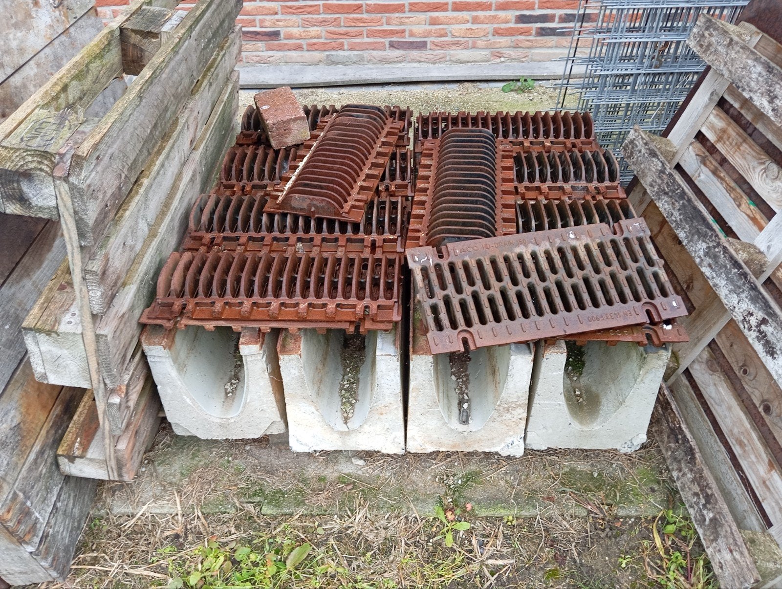 9x lijn goot beton met stalen roosters, extra zwaar verkeer, Ophalen, Gebruikt, 6 meter of meer, 80 mm of meer
