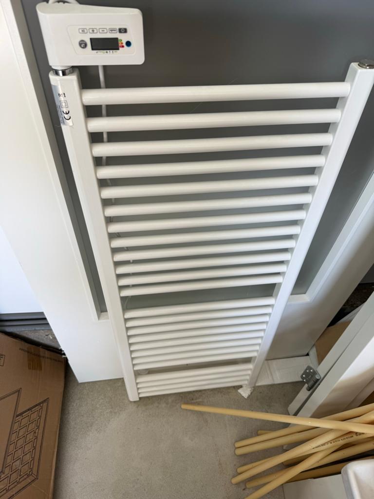 Elektrische handdoekradiator 600W - nieuw, 500 tot 800 watt, Hoog rendement (Hr), Radiator, Nieuw