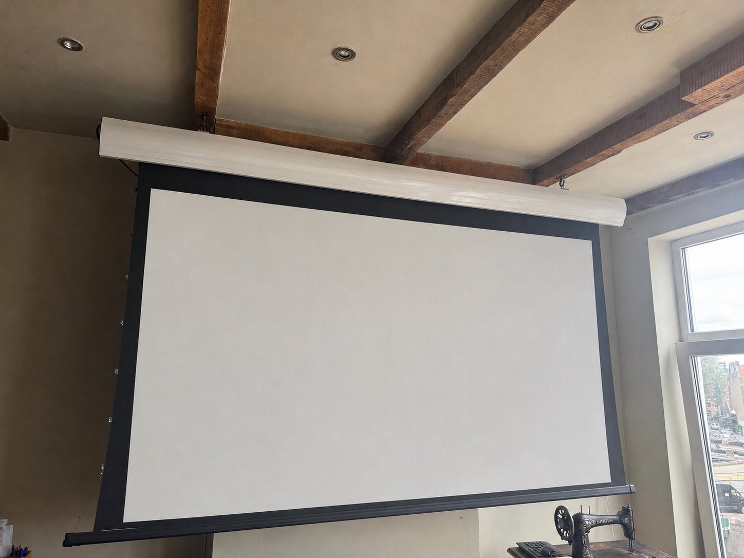 Electric 106” Tensioned Projector Screen (16:9, 4K) RRP €800, Ophalen, Elektrisch
