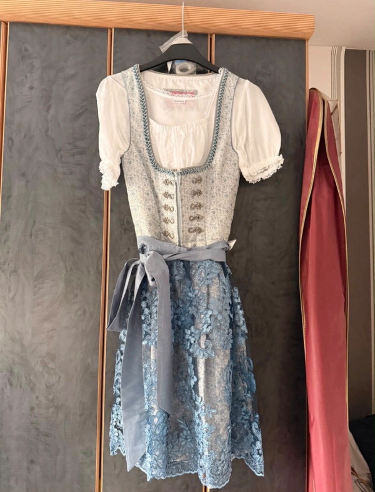 Dirndl met kanten schort - maat 32 Wiesnwuid Stockerpoint, Blauw, Ophalen of Verzenden, Zo goed als nieuw, Knielengte