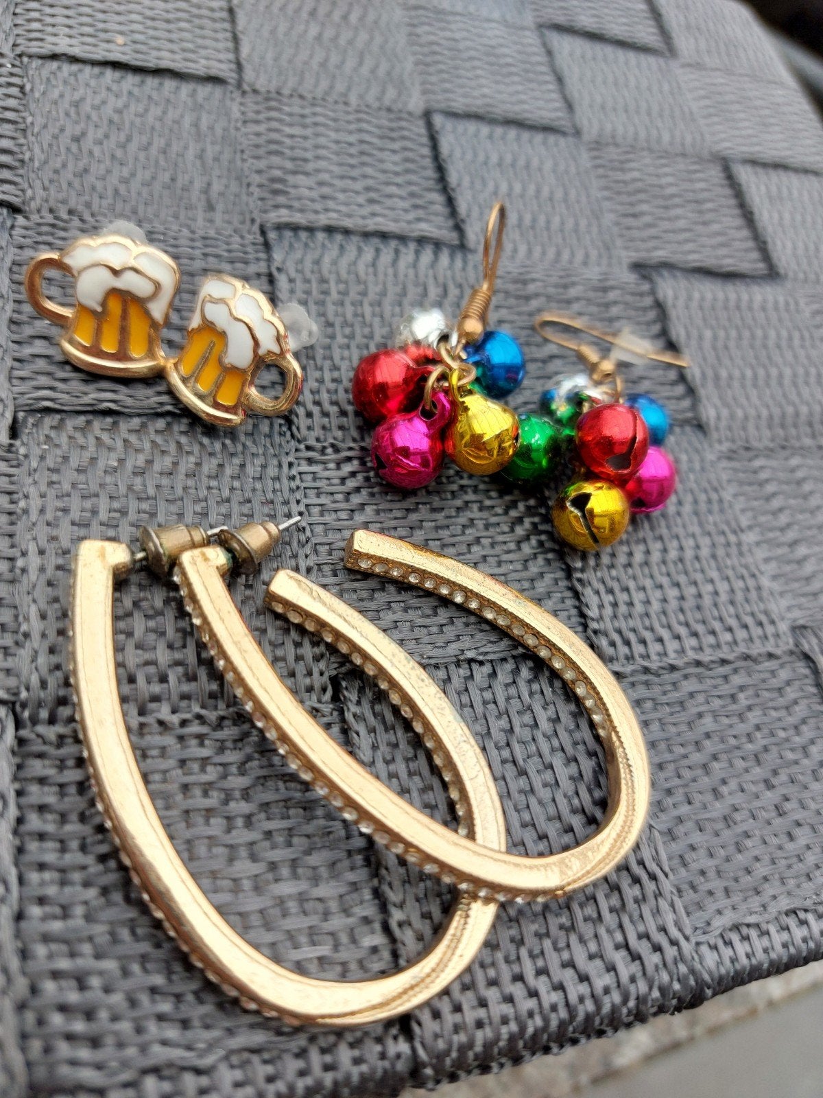 Diverse oorbellen set: bierpul, bellen en strass hoepels, Overige materialen, Overige kleuren, Ophalen of Verzenden, Zo goed als nieuw